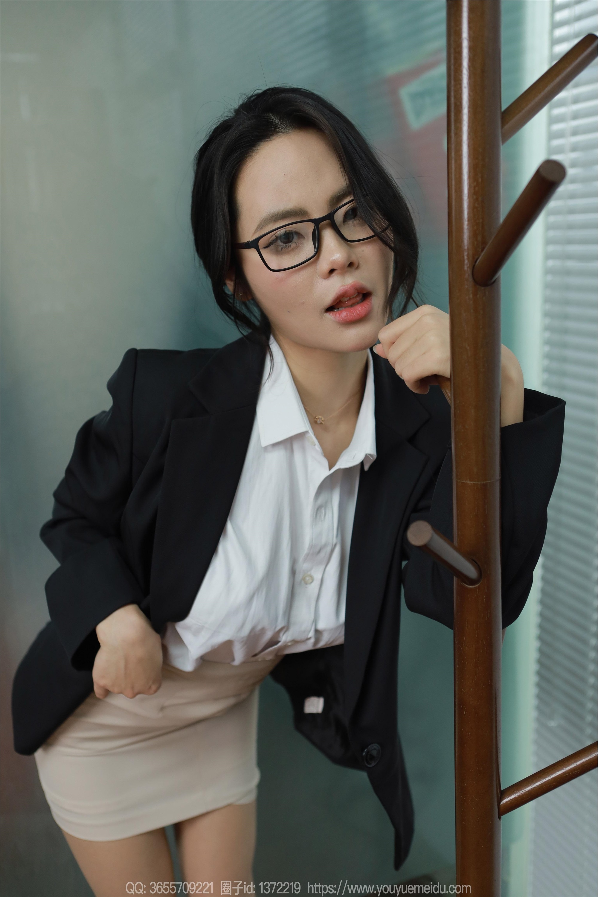 IESS异思趣向  2024.03.24 丝享家 1697 兔兔《眼镜辣兔》